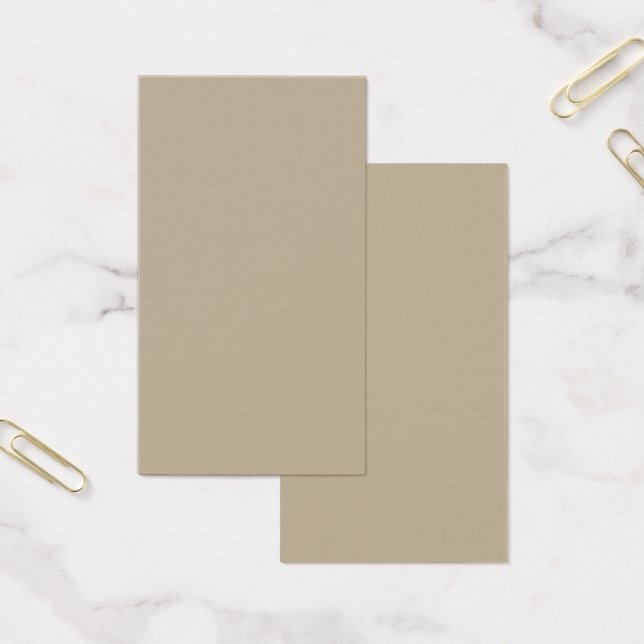 un homme en costume et cravate debout devant un mu (Bureau)