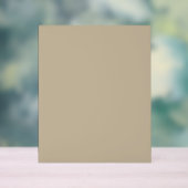 un homme en costume et cravate debout devant un mu (Neutre)