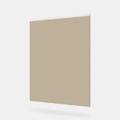 un homme en costume et cravate debout devant un mu (Angle)