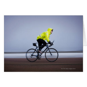 Un homme fait du vélo par une journée d'hiver froi