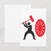 Un Homme Frappe Une Invitation Gong (Devant / Derrière)