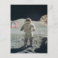 Un homme sur la carte postale de la lune