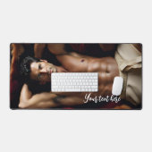 Un homme sur un tapis en peau de ours (Clavier et souris)