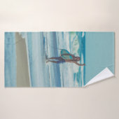 Un homme transportant du surf à la plage (Serviette de bain)