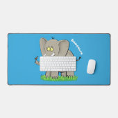 Un joli éléphant drôle avec un oiseau sur le tronc (Clavier et souris)