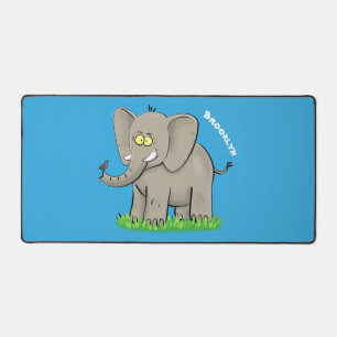 Un joli éléphant drôle avec un oiseau sur le tronc