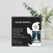 Un joli fantôme avec des invitations à la fête de  (Debout devant)