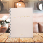 Un jour à la fois | Blush Pink et Gold Script<br><div class="desc">Un élégant planificateur avec écriture manuscrite typographie décontractée informelle en or "un jour à la fois" avec monogramme personnalisé en or sur un arrière - plan rose roux. Le planificateur idéal pour organiser votre vie !</div>