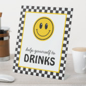 Un joyeux Mec Sourire Visage Boissons Panneau de P (In SItu)