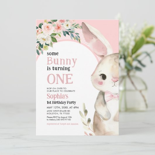 Un lapin devient une invitation d'anniversaire (Debout devant)