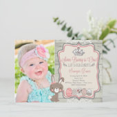 Un Lapin Est Une Invitation À La Fête De Pâques (Debout devant)