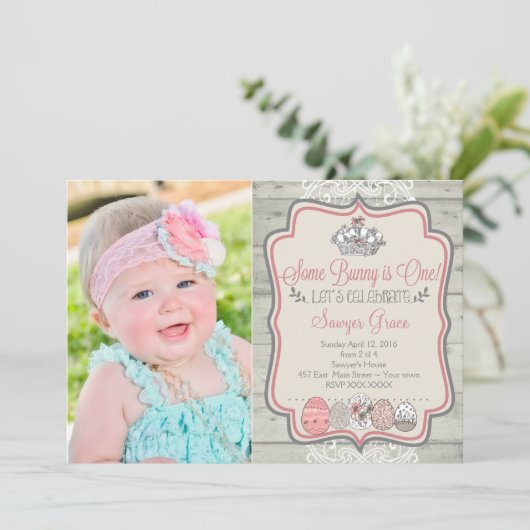 Un Lapin Est Une Invitation À Une Fête D'Anniversa (Debout devant)