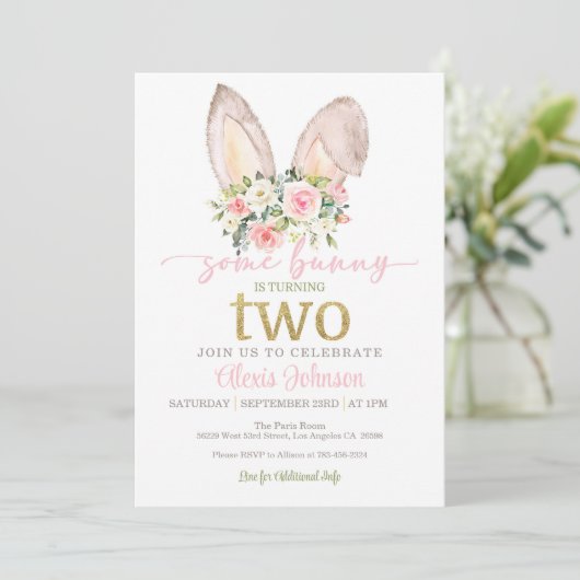 Un lapin fait deux invitations - Des oreilles de l (Debout devant)