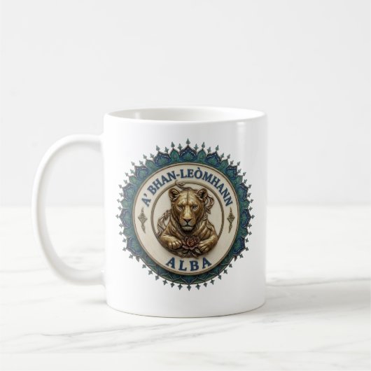 Un Lion. Tasse de café écossaise (Gauche)
