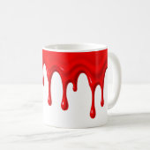 Un liquide rouge vif coule le long d'un mug blanc. (Devant droit)