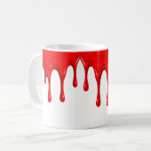 Un liquide rouge vif coule le long d'un mug blanc. (Devant gauche)