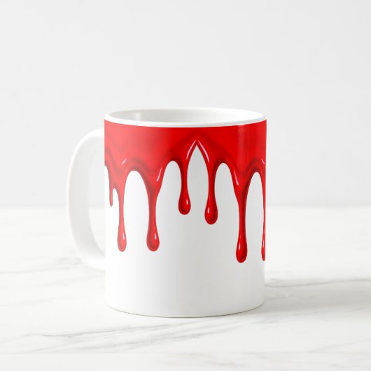 Un liquide rouge vif coule le long d'un mug blanc. (Devant gauche)