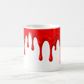 Un liquide rouge vif coule le long d'un mug blanc. (Centre)