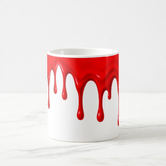 Un liquide rouge vif coule le long d'un mug blanc. (Centre)