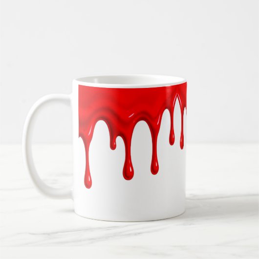 Un liquide rouge vif coule le long d'un mug blanc. (Gauche)