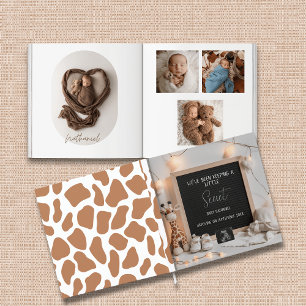Un livre de bébé souvenir de girafe doucement assi
