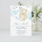Un marin mignon porte une invitation baby shower (Debout devant)