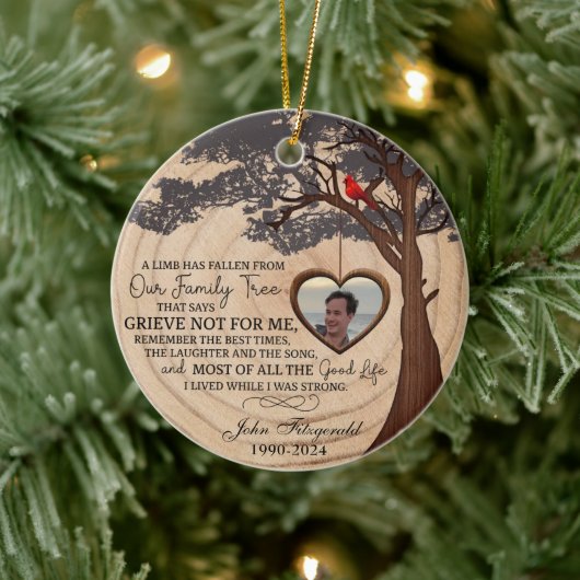 Un Membre Est Tombé De Notre Ornement D'Arbre Fami (Arbre)