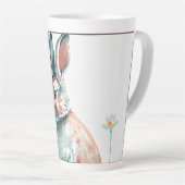 Un mignon hamster mangeant une tasse design carott (Angle droit)