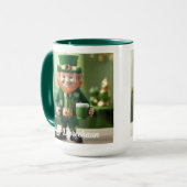 Un mignon Leprechaun tenant une Mug de café de la (Devant gauche)