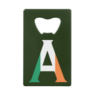 Un monogramme superposé sur le drapeau irlandais