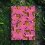 Un Motif de tigre bizarre sur le rose vif<br><div class="desc">Quirky Tiger Motif sur Bright Pink Planner - Vous allez juste aller sauvage pour ce motif de tigre "roarsome" sur le planificateur rose. Personne ne pense que vous êtes un imitateur avec ce design étonnant et accrocheur. Suivez vos dates et rendez-vous importants. Aussi une idée cadeau vraiment merveilleuse pour un...</div>