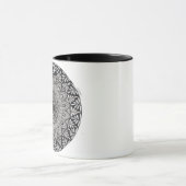 Un mug à café avec un design de mandala monochrome (Centre)