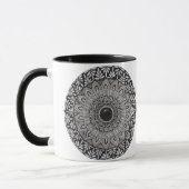 Un mug à café avec un design de mandala monochrome (Gauche)