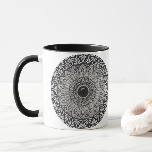 Un mug à café avec un design de mandala monochrome (Avec donut)