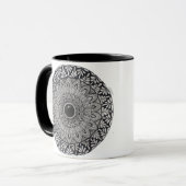 Un mug à café avec un design de mandala monochrome (Devant gauche)
