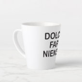 Un mug de latte avec lettrage (Angle gauche)