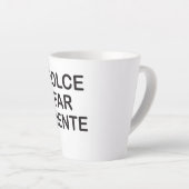 Un mug de latte avec lettrage (Angle droit)