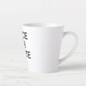 Un mug de latte avec lettrage (Droite)