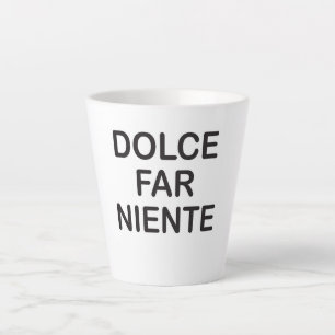 Un mug de latte avec lettrage