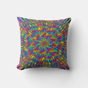 Un oreiller floral tie-dye