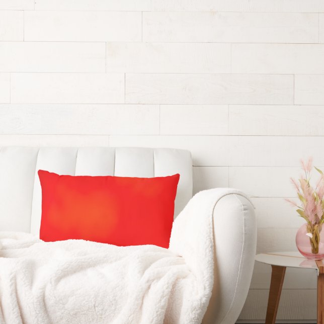 Un oreiller rectangulaire vibrant rouge avec une o (Canapé)