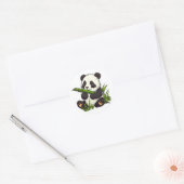 Un panda mignon mange un autocollant en bambou (Enveloppe)