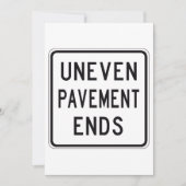 Un pavé inégal termine les invitations (Devant)