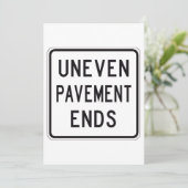 Un pavé inégal termine les invitations (Debout devant)