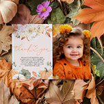 Un petit Carte de remerciements photo d'anniversai<br><div class="desc">Merci pour choisir notre Carte de remerciements photo d'anniversaire Un peu Citrouille! Cette adorable carte est parfaite pour montrer une photo chère de la fête d'anniversaire de votre petit tout en exprimant votre gratitude. Doté d'un design citrouille mignon et d'un espace photo personnalisable, c'est une façon mémorable de remercier vos...</div>