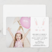 Un petit lapin a un Carte photo d'anniversaire (Devant / Derrière)