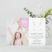 Un petit lapin a un Carte photo d'anniversaire (Debout devant)