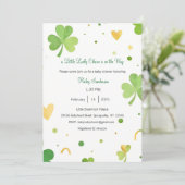 Un petit porte-bonheur arrive Invitation (Debout devant)