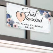 Un Petit Rétro Juste Marié Voiture Bannière (Bâtiment extérieur)