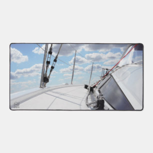 Un pont de cockpit d'un voilier par temps clair.